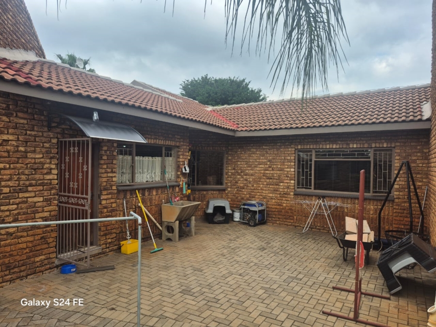 4 Bedroom Property for Sale in Geelhoutpark North West